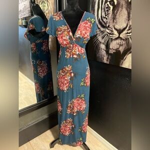 💙💙EUC- SUPER CUTE FLORAL LONG DRESS WITH SIDE SLITS. SZ S💙💙